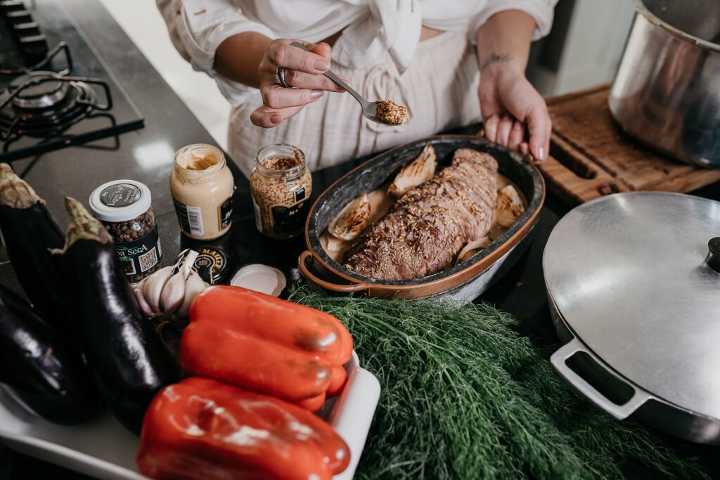 Eine Mahlzeit wird nach Rezept erstellt