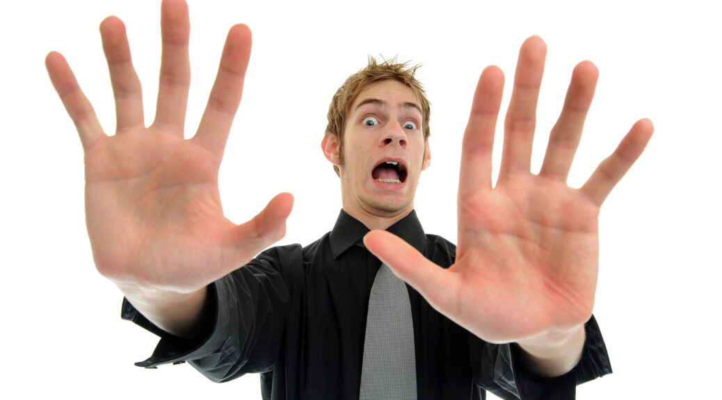 Das Bild zeigt einen Ehrenamtlichen der Nein sagt, sobald eine Rede, ein Statement oder ein kurzer Auftritt gefragt ist.